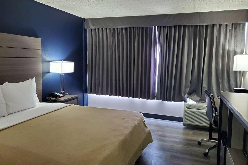 Baymont By Wyndham Laredo Hotel Room photo